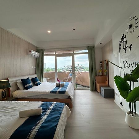 Riverbank Suites Waterfront Kuching Exteriör bild