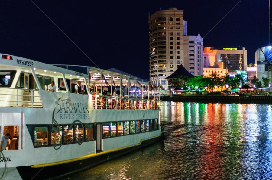 Riverbank Suites Waterfront Kuching Exteriör bild