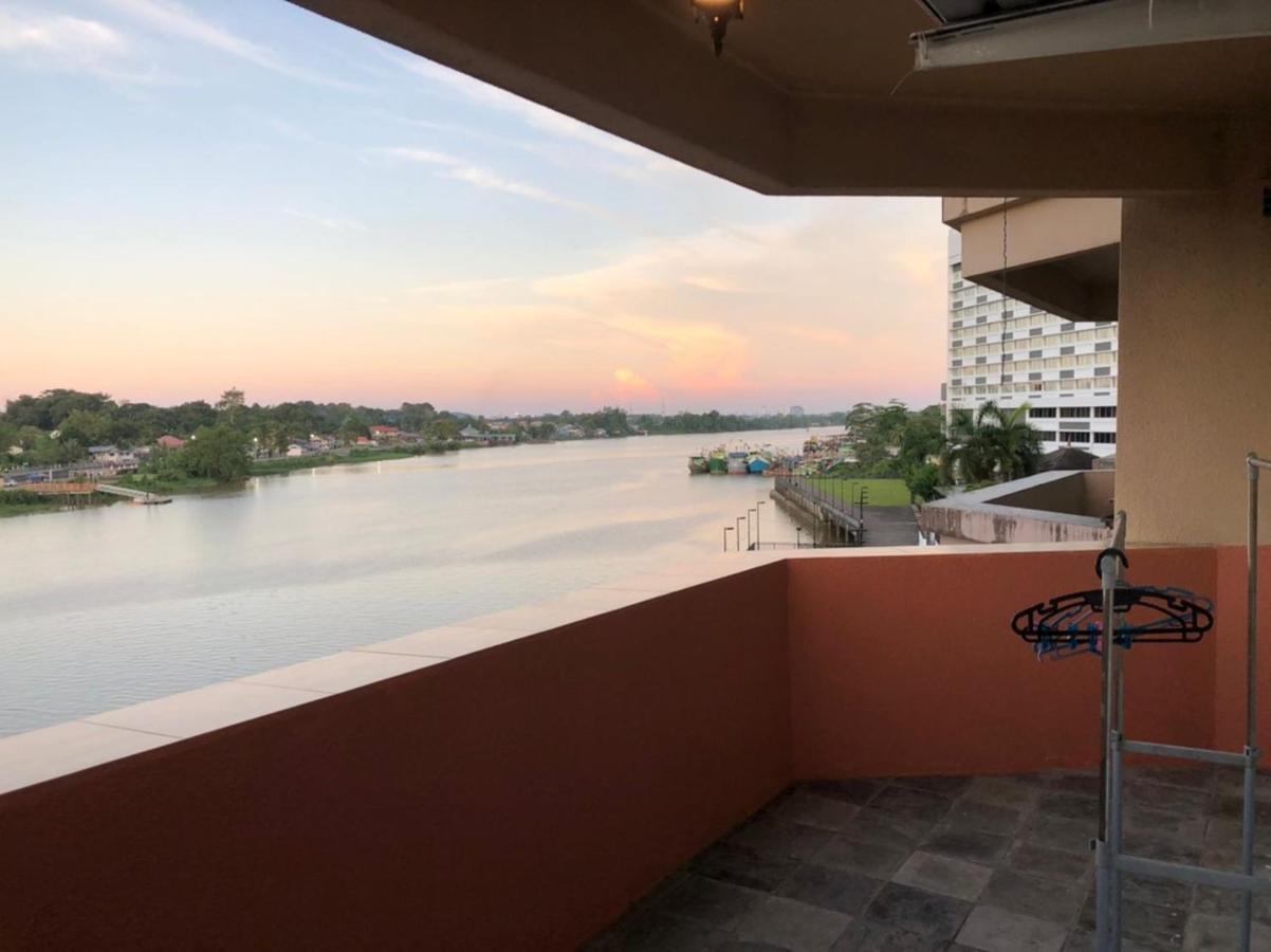 Riverbank Suites Waterfront Kuching Exteriör bild