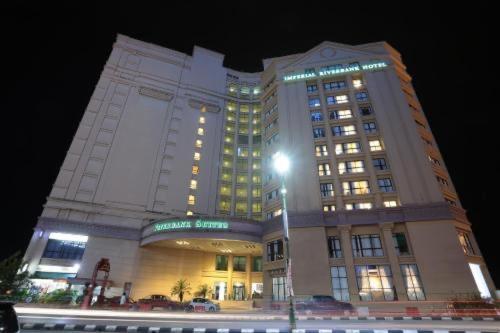 Riverbank Suites Waterfront Kuching Exteriör bild