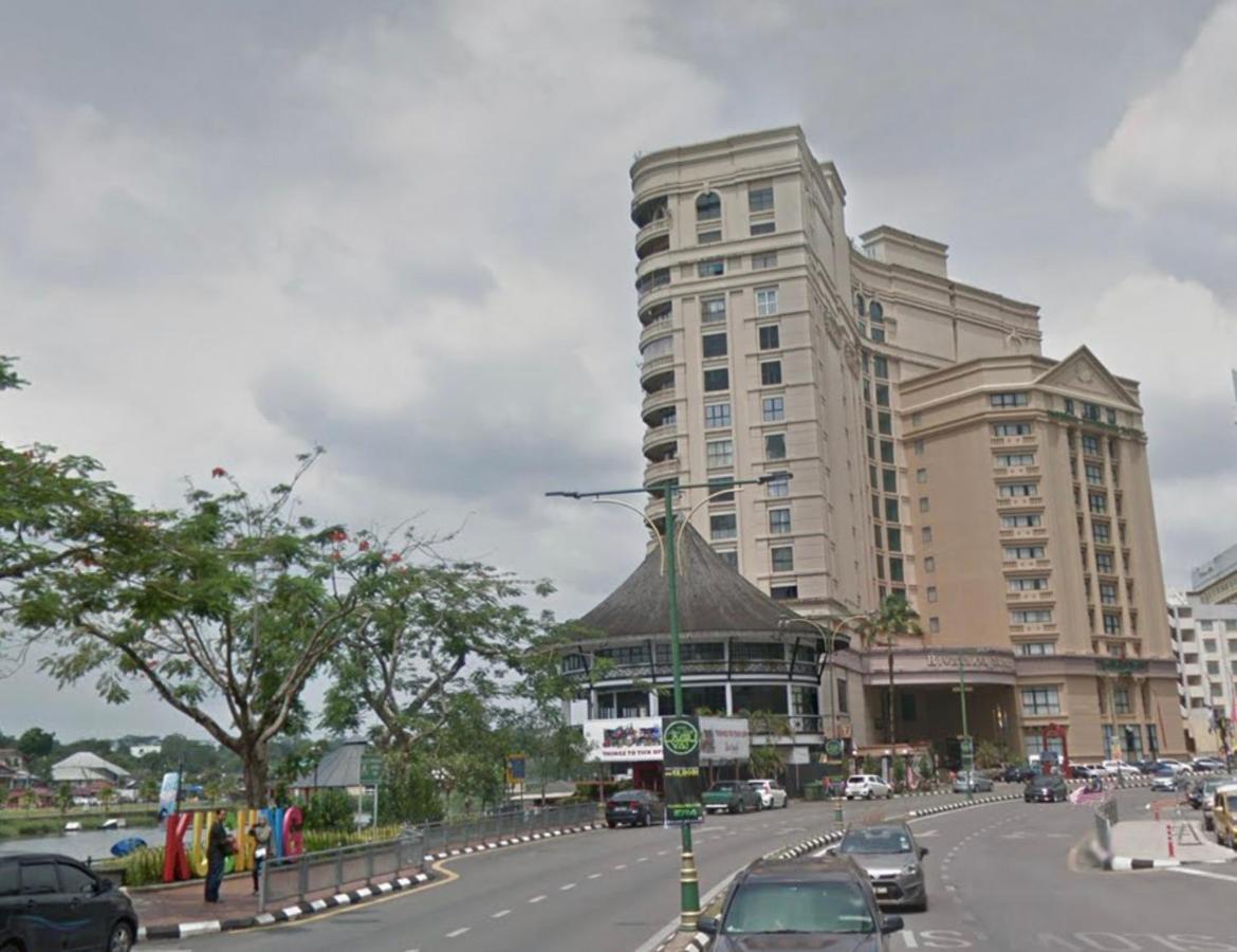 Riverbank Suites Waterfront Kuching Exteriör bild