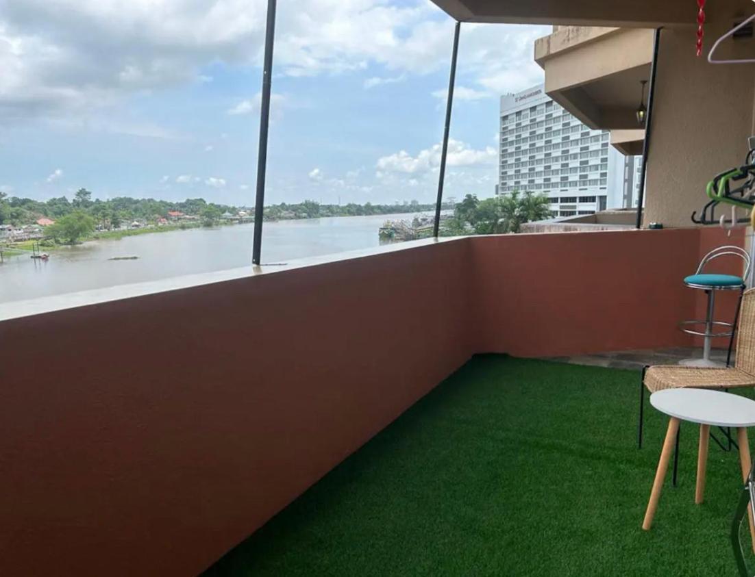 Riverbank Suites Waterfront Kuching Exteriör bild