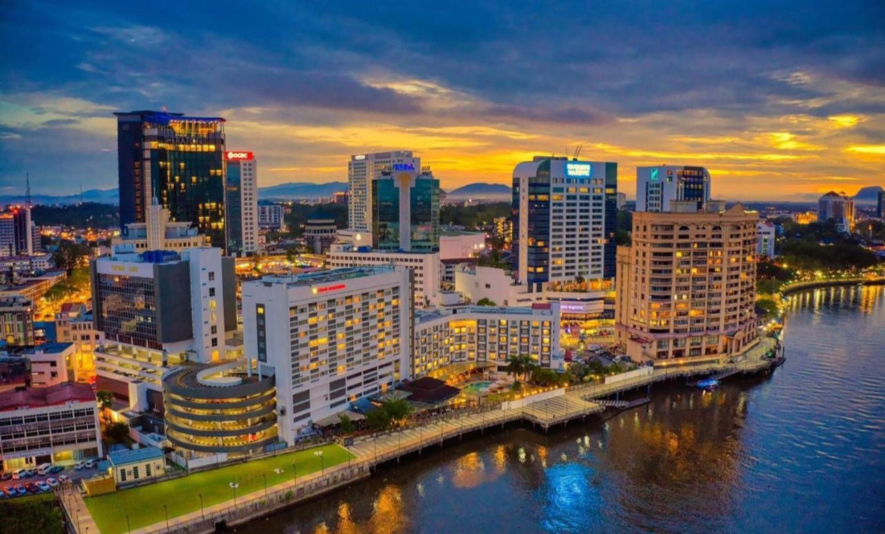 Riverbank Suites Waterfront Kuching Exteriör bild
