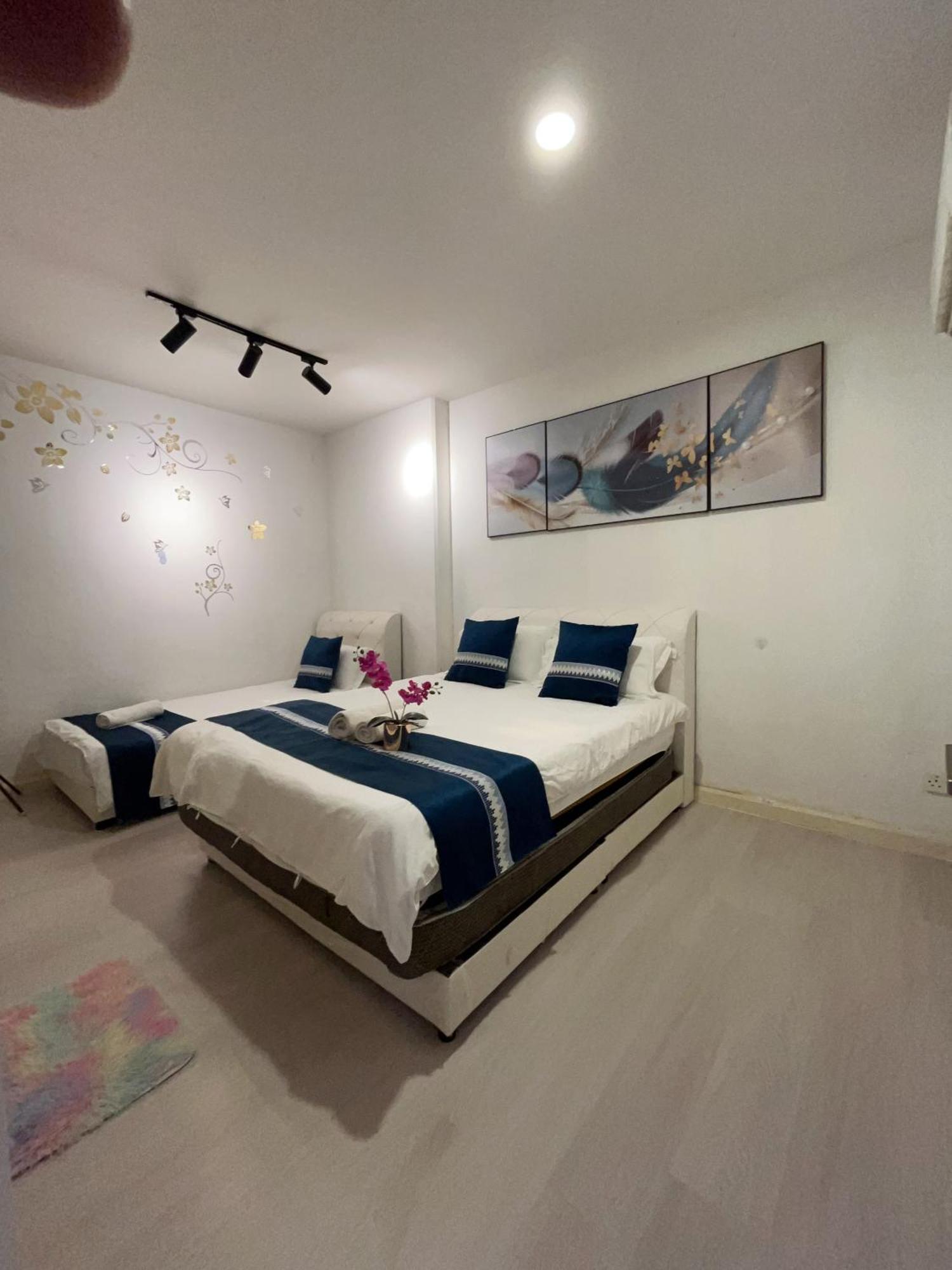 Riverbank Suites Waterfront Kuching Exteriör bild