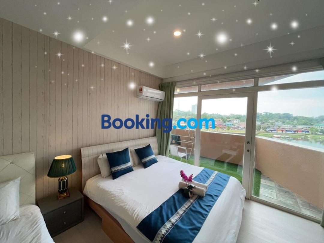 Riverbank Suites Waterfront Kuching Exteriör bild